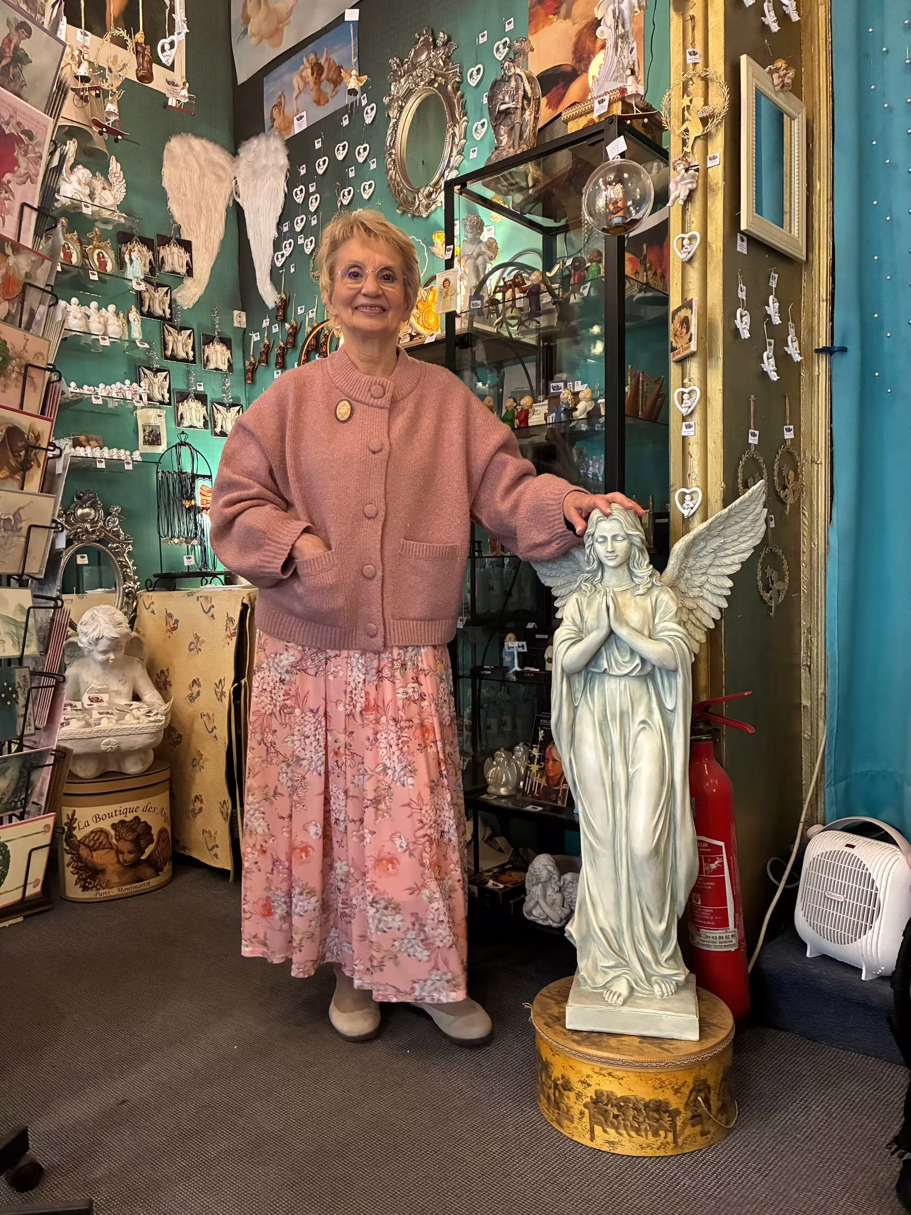 Brigitte de Cuyper au Magasin, entourée d'anges.