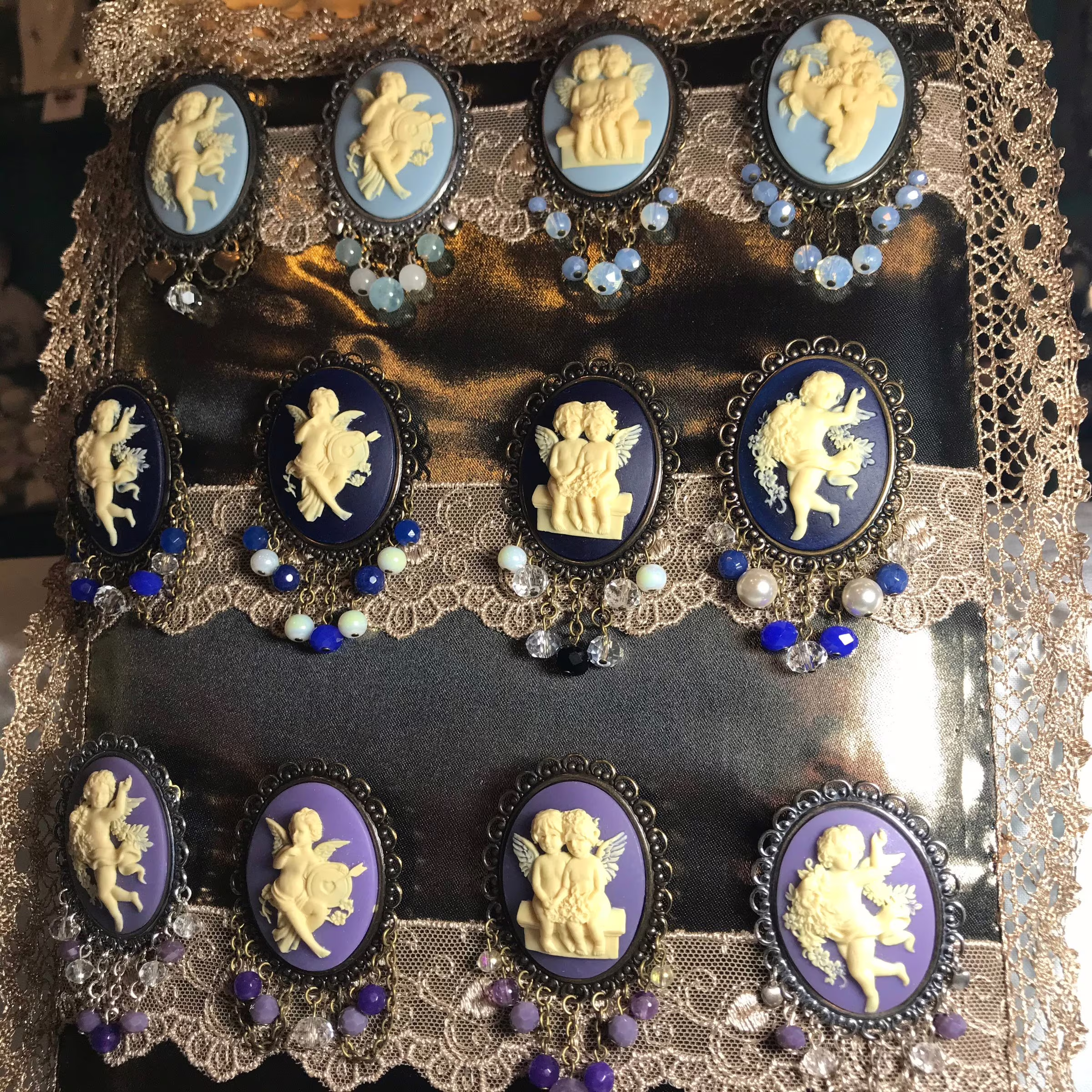 Des broches camées aux anges, en plusieurs couleurs.